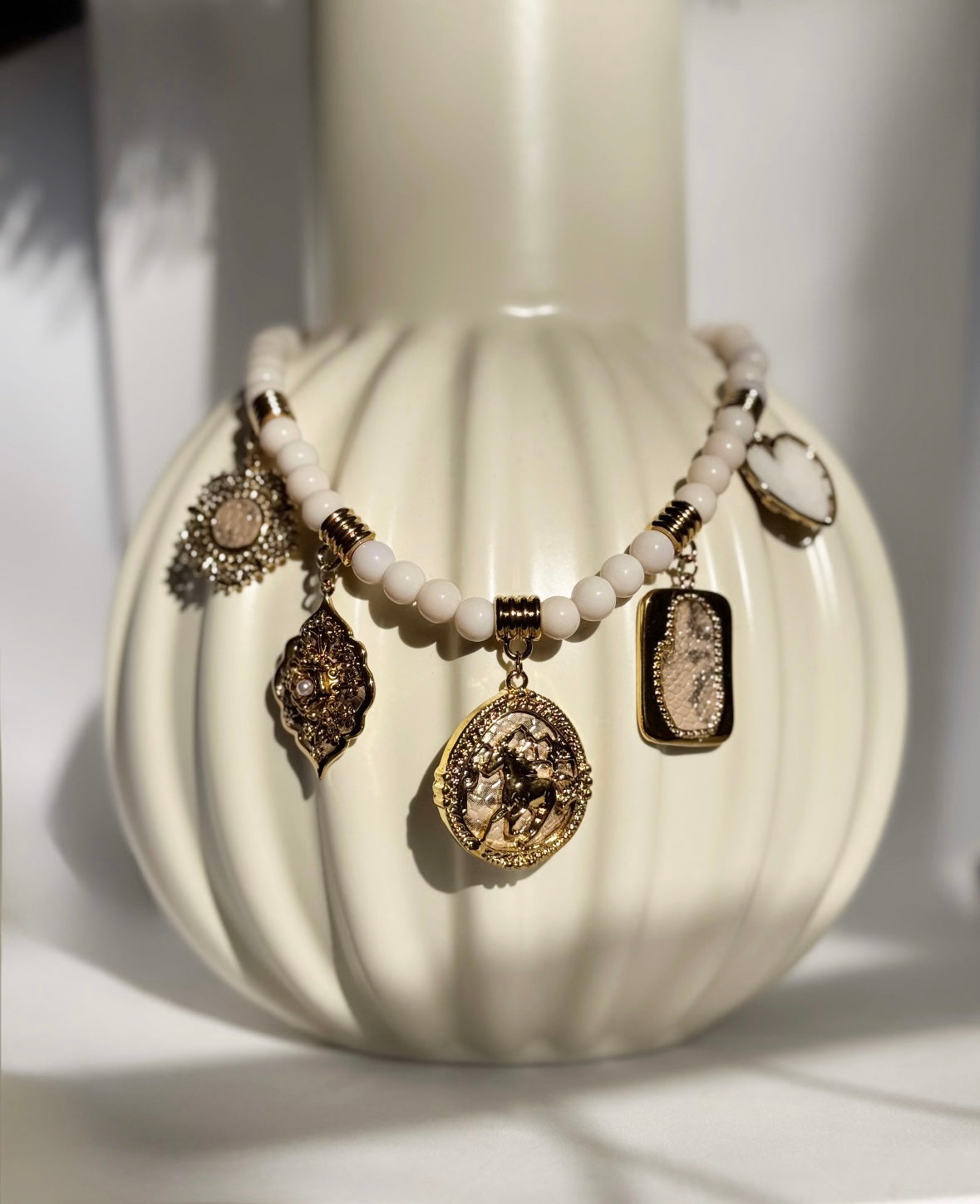 Collier Queen Nude