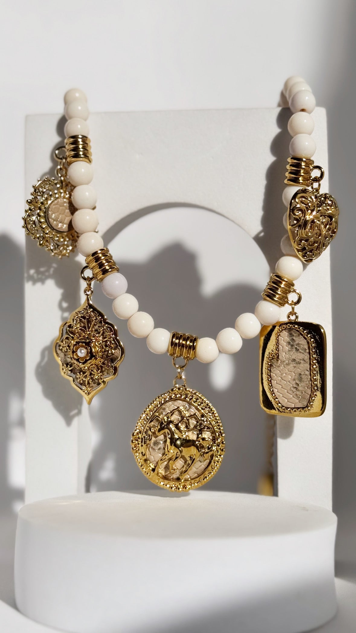 Collier Queen Nude